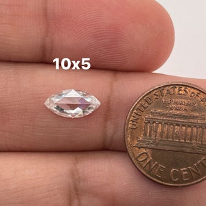 Labbodlad vit moissanit, marquise-roseslipad, öga, ren kvalitet, DEF-färg, platta baksida, finns i storlekarna 4 x 2 MM - 14 x 7 MM.