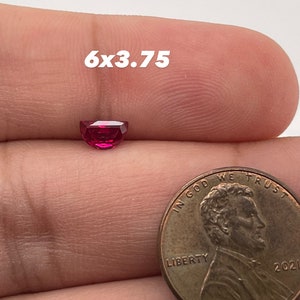 Syntetisk halvmåneslipad schweizisk korundrubin med precisionsslipning Finns i 5 x 3 MM-6 x 3,75 MM