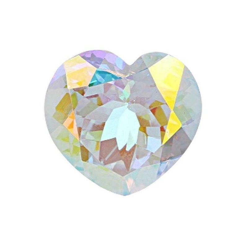 Puede incluir: Un cristal transparente en forma de coraz&oacute;n iridiscente con un dise&ntilde;o facetado.