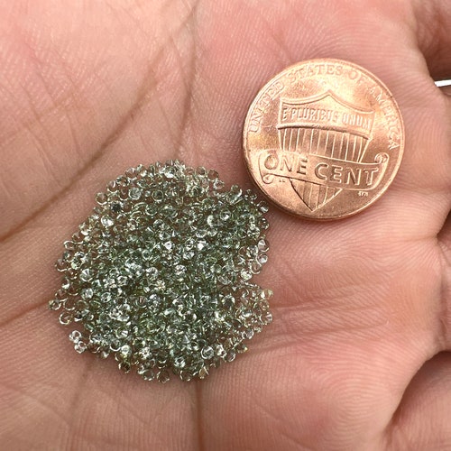 Lose Grüne Saphire Kleine Runde Diamantschliff Pakete Jeder Größe von 0.90 MM - 1.80 MM