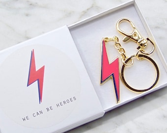 Llavero de esmalte "Podemos ser héroes" - Accesorio para bolso rosa con forma de rayo de David Bowie - Letra musical - Regalo de agradecimiento para un trabajador clave del NHS