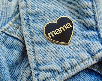 Pin de esmalte con forma de corazón de mamá, color negro y dorado. Regalo para mamá primeriza, baby shower, llegada, apoyo, amor, maternidad, regalo moderno. Puedes hacerlo.