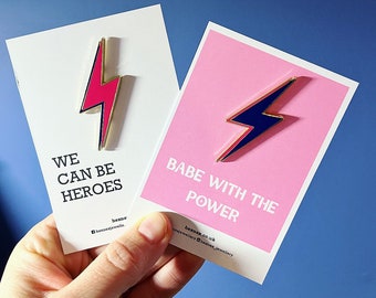 Insignia de pin esmaltado "Podemos ser héroes" - Broche de rayo rosa y azul de David Bowie - Letra musical - Regalo para trabajadores clave del NHS - Regalo de agradecimiento para maestros