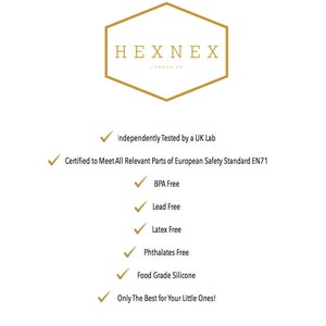 Puede incluir: Un logotipo hexagonal dorado con el texto "HEXNEX LONDON" en su interior. Debajo del logotipo, una lista de certificaciones y caracter&iacute;sticas de seguridad, incluyendo "Probado independientemente por un laboratorio del Reino Unido", "Certificado para cumplir con todas las partes relevantes de la norma de seguridad europea EN71", "Libre de BPA", "Libre de plomo", "Libre de l&aacute;tex", "Libre de ftalatos", "Silicona de grado alimenticio", y "&iexcl;Solo lo mejor para tus peque&ntilde;os!"