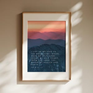 Arte mural con versículo bíblico del Salmo 121:1-2 (descarga digital) - Póster imprimible de fe con las Escrituras y fondo de montaña - Decoración cristiana de pared