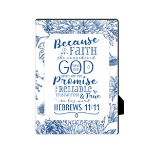 Puede incluir: Una placa blanca con diseños florales azules y una inscripción azul que dice "Porque por la fe, ella consideró a Dios que había dado su promesa de ser confiable, digno de confianza y verdadero a su palabra Hebreos 11:11".