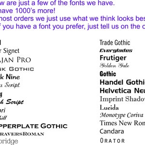 Puede incluir: Una lista de varios estilos de fuente, incluyendo Arial, Baker Signet y Times New Roman, mostrados en texto negro sobre un fondo blanco. El texto tambi&eacute;n incluye las frases "Below are just a few of the fonts we have" y "We have 1000's more!"