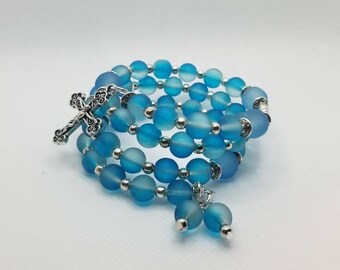 Lutheran rosary bracelet, Lutheran prayer bracelet, memory wire bracelet, wrap bracelet,  blue  rubberized  glass beads, budded crucifix