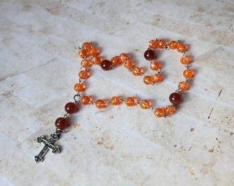 Rosarios anglicanos, episcopales, metodistas y protestantes, cuentas naranjas y marrones, cruz de metal plateada.