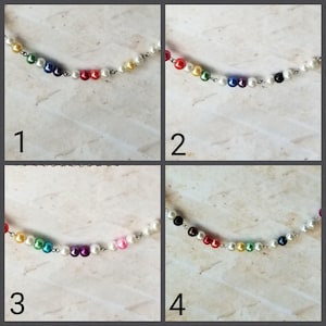 Könnte beinhalten: Vier Nahaufnahmen einer silbernen Kettenkette mit bunten Perlen. Jedes Bild zeigt eine andere Farbkombination der Perlen. Die Perlen sind in einem Regenbogenmuster angeordnet.