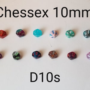 Könnte beinhalten: Zehn zehnseitige Würfel in verschiedenen Farben und Mustern. Die Würfel sind 10 mm groß und mit den Zahlen 0-9 beschriftet. Die Würfel sind in zwei Reihen zu fünf angeordnet. Der Text "Chessex 10mm" und "D10s" ist auf dem weißen Hintergrund gedruckt.