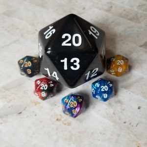 Super Mega Jumbo 55 mm d20, schwarzer 55 mm d20, übergroßer d20, extra großer d20, dnd d20, dnd würfel, rpg-würfel, massiver d20-countdown-würfel