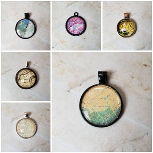 Pfirsichblüte, Foto hinter Glas, Froschanhänger, Landkartenanhänger, Glas- und Silikoncabochons, sortierter Fotoschmuck, alte Landkarten