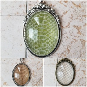 Smycken med ormskjul, hänge i ormskinn, halsband med ormskinn, djurvänliga ormskjul, hänge i pytonormskjul för barn, pytonorm för barn