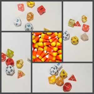 Puede incluir: Una colección de dados coloridos con varios números, incluyendo 1, 2, 3, 4, 5, 6, 7, 8, 9, 10, 11, 12, 13, 14, 17, 20, 32, 40, 50, 62, 80 y 00. Los dados están dispuestos sobre una superficie blanca con un fondo de maíz dulce naranja y amarillo.