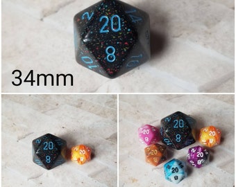 Blaue Sterne 34mm Jumbo d20, schwarz und rot mit blauen gesprenkelten blauen Zahlen, riesige Dnd Würfel, 34mm d20 Würfel, riesige Dnd Würfel, Jumbo d20