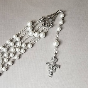 Rosario católico abierto de cinco décadas, tono plateado, perlas de vidrio blanco, crucifijo de San Damián, religioso, hecho a mano.