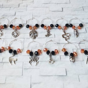 Ciondoli per vino x 12, segnabicchieri, ciondoli per vino, ciondoli per tazze, ciondoli per bottiglie, ciondoli per bicchieri da vino, segnabicchieri, ciondoli per vino di Halloween