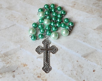 Rosarios anglicanos, episcopales, metodistas y protestantes, cuentas verdes, cruz de metal plateada.