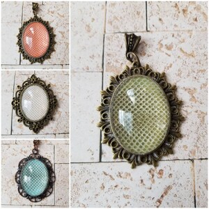 Peut inclure: Trois pendentifs de forme ovale avec un cadre bronze et un insert en verre transparent. Les inserts en verre présentent un motif en nid d'abeille de différentes couleurs : orange, blanc et bleu clair.