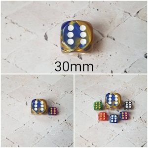 Op de afbeelding: Een set van 10 dobbelstenen, waaronder een 30 mm blauwe, gouden en witte dobbelsteen. De dobbelstenen zijn allemaal in verschillende kleuren en hebben verschillende nummers.