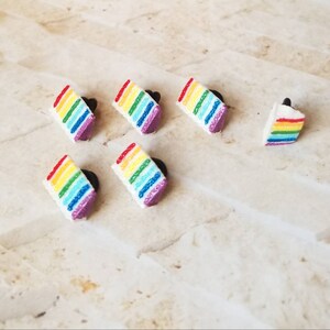 Pin Backs, Hut Pins, Lapel Pins, Pinbacks, Pride Pins, Pride Pins, LGBTQ Pinbacks, Regenbogen Cake Pins, Rainbow Cake Pins