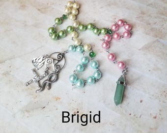 Brigid Gebetskette, Goddess Gebetskette, handgedreht, Pastell Perlen, grünes Aventurin Pendel, silberfarbene Charms, Göttin, keltisch