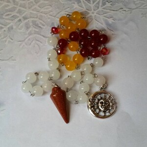 Perles de prière de Noël, perles de prière païennes, perles de prière de sorcières, acier inoxydable, jade malais, pendule Goldstone, charme du soleil et de la lune, ooak