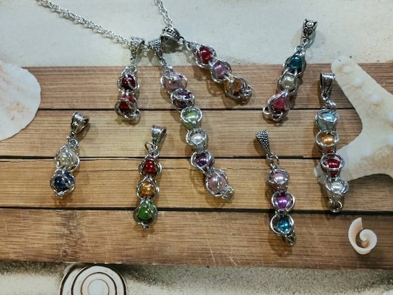 Custom pea pod necklace, pea pod jewelry, peas in a pod, gift for Mom, glass pearls, chain maille, captive pearl necklace, gift for Grandma