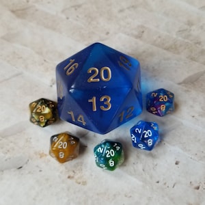 Super Mega Jumbo 55 mm d20, blau durchscheinend 55 mm d20, übergroßer W20, extra großer D20, Dnd-Würfel, RPG-Würfel, massiver D20-Countdown-Würfel