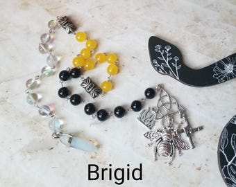 Brigid Gebetskette, Goddess Gebetskette, handgedreht, goldgelbe und schwarze Perlen, Opalit Pendel, silberfarbene Charms, Göttin, keltisch
