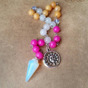 Perles de prière Imbolc, perles de prière païennes, perles de prière de sorcières, acier inoxydable, jade malais, pendule Opalite, charme du soleil et de la lune, pierre précieuse