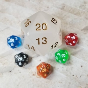Super Mega Jumbo 55 mm d20, weißer durchscheinender 55 mm d20, übergroßer d20, extra großer d20, ndnd würfel, rpg-würfel, massiver Countdown-Würfel