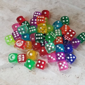 Könnte beinhalten: Ein Haufen bunter, transparenter Würfel mit weißen Punkten. Die Würfel sind aus Kunststoff und in verschiedenen Farben, darunter Rot, Grün, Blau, Gelb und Orange.