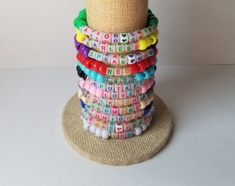 Sets mit 12 Freundschaftsarmbändern, T-Swift-Armbändern mit Perlen, Eras-Tour-Freundschaftsarmbändern, austauschbaren Konzertarmbändern, einschließlich TTPD