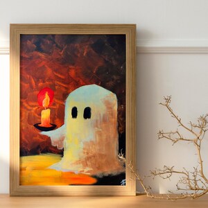 Puede incluir: Una pintura de un fantasma sosteniendo una vela encendida en un marco de madera. El fantasma es blanco y translúcido, con un ligero tono azul. La vela es amarilla y roja, y la llama es naranja. El fondo es marrón oscuro con una superficie texturizada.