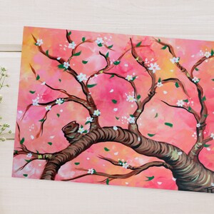 Puede incluir: Una pintura de un árbol rosa y naranja con flores blancas y hojas verdes. El tronco del árbol es marrón y tiene una superficie texturizada.