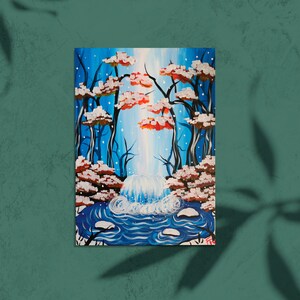 Puede incluir: Una pintura de una cascada en un bosque. Los árboles están pintados en tonos de blanco, rojo y azul. La cascada es de un azul y blanco brillantes. El fondo es de un azul claro.
