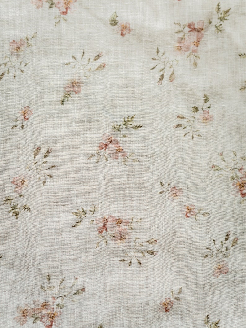 Sogno di rose, tessuto di lino bianco rosato per abiti da cucito tagliato su misura, tessuto stampato con fiori ad acquerelli, stampa floreale vintage immagine 3