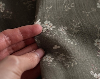 Tissu en lin à motif floral vert olive foncé « Brume du matin », vendu au mètre – Impression aquarelle, 150 g/m²