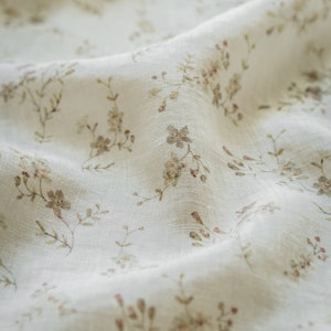 Brume matinale, tissu en lin blanc ivoire pour coudre des vêtements par mètre, tissu imprimé avec des fleurs à l'aquarelle, imprimé floral vintage image 1