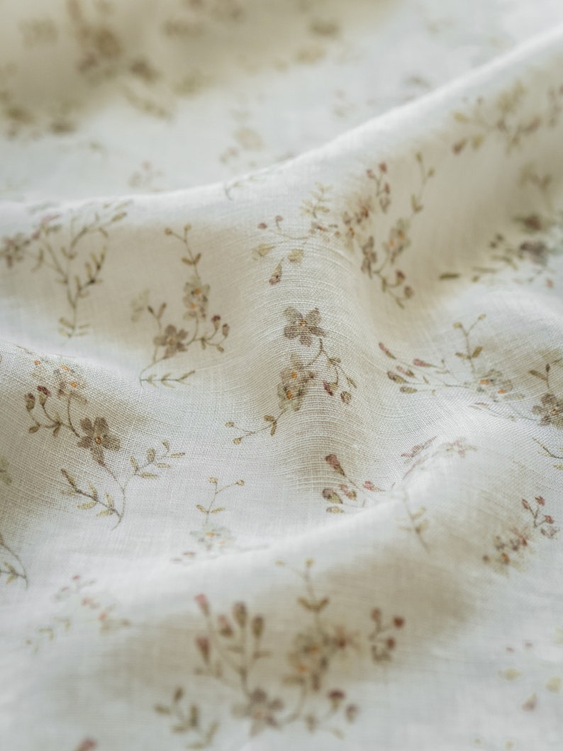 Brume matinale, tissu en lin blanc ivoire pour coudre des vêtements par mètre, tissu imprimé avec des fleurs à l'aquarelle, imprimé floral vintage image 1