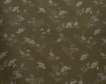 Tissu en coton GOTS Morning Mist par mètre, popeline bio imprimée avec un motif floral unique, fleurs vintage aquarelles, vert olive