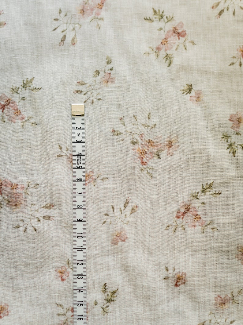 Sogno di rose, tessuto di lino bianco rosato per abiti da cucito tagliato su misura, tessuto stampato con fiori ad acquerelli, stampa floreale vintage immagine 5
