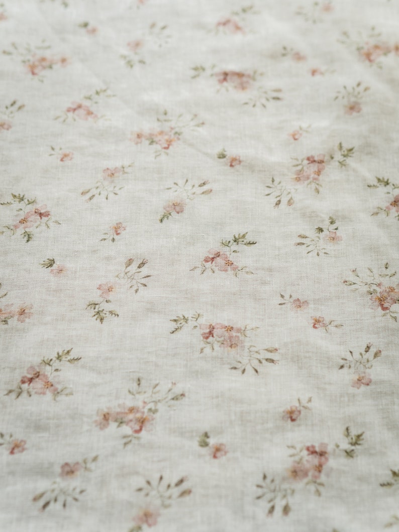 Sogno di rose, tessuto di lino bianco rosato per abiti da cucito tagliato su misura, tessuto stampato con fiori ad acquerelli, stampa floreale vintage immagine 2