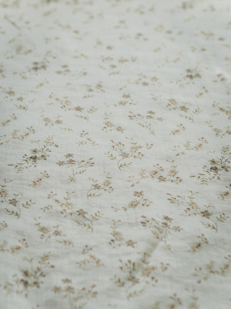 Morning Mist, Ivory White Linen Fabric for Sewing Clothing by the Yard, Printed Fabric with Watercolour Flowers, Vintage Floral Print zdjęcie 5