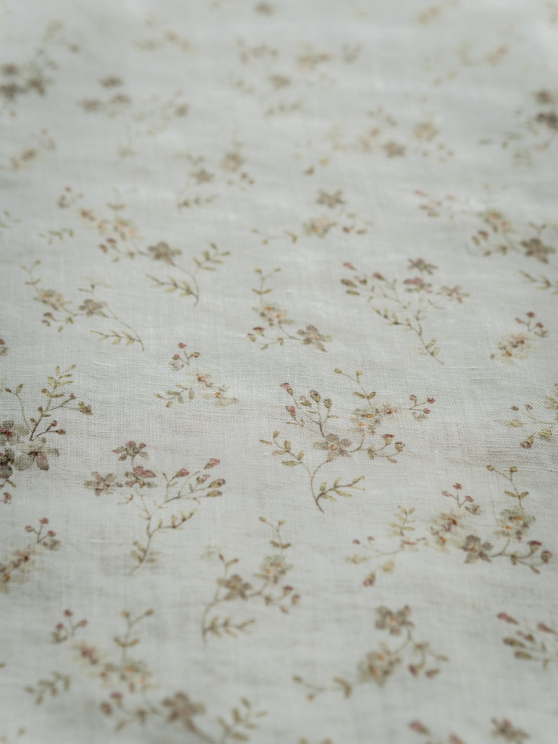 Morning Mist, Ivory White Linen Fabric for Sewing Clothing by the Yard, Printed Fabric with Watercolour Flowers, Vintage Floral Print zdjęcie 4