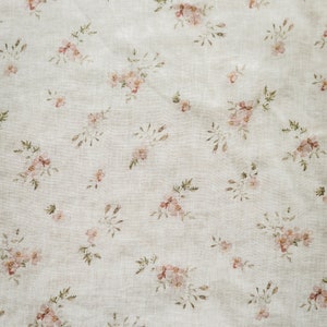 Sogno di rose, tessuto di lino bianco rosato per abiti da cucito tagliato su misura, tessuto stampato con fiori ad acquerelli, stampa floreale vintage immagine 4