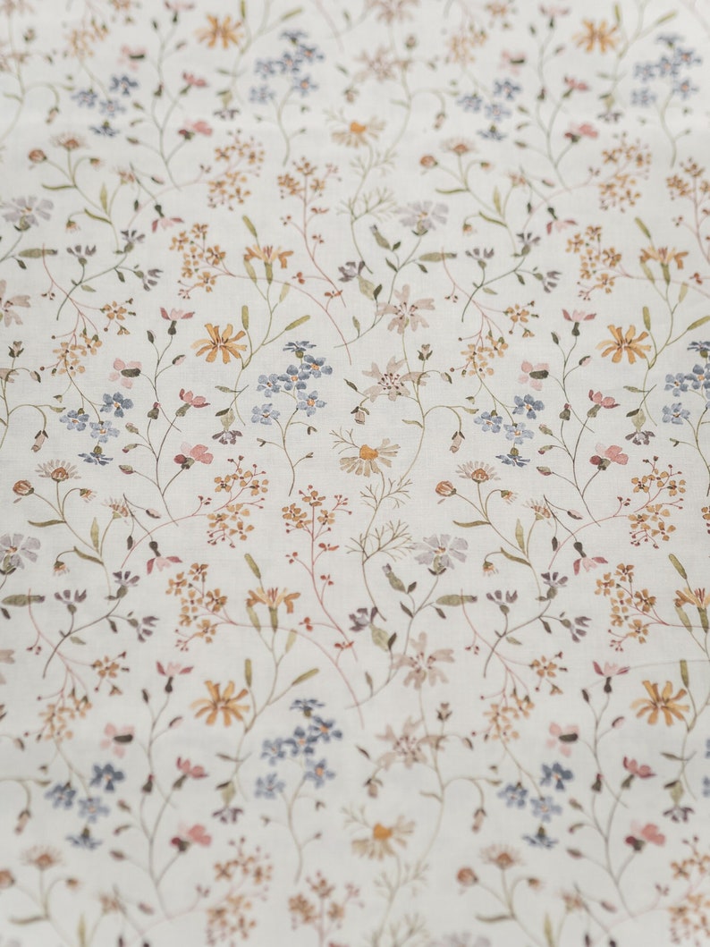 Prato, tessuto di cotone bianco caldo per cucire abbigliamento e artigianato tagliato su misura, tessuto stampato con fiori ad acquerello, stampa floreale vintage immagine 1