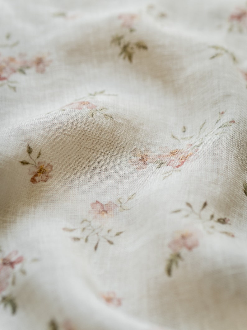 Sogno di rose, tessuto di lino bianco rosato per abiti da cucito tagliato su misura, tessuto stampato con fiori ad acquerelli, stampa floreale vintage immagine 1